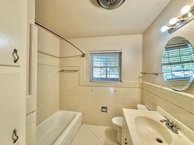 Building Photo - Viewable Now!