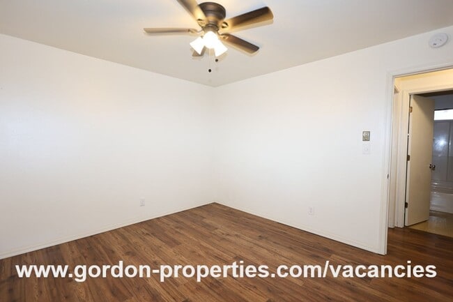 Building Photo - SE Green Vista Dr - Milwaukie 2 bedroom du...