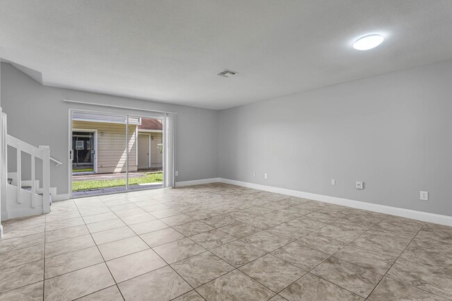 Building Photo - Beautiful 2/2.5 Townhome Near Downtown and...