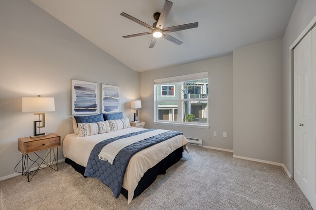 Building Photo - 2 bd 1.75 bath Lynnwood Townhome  availabl...