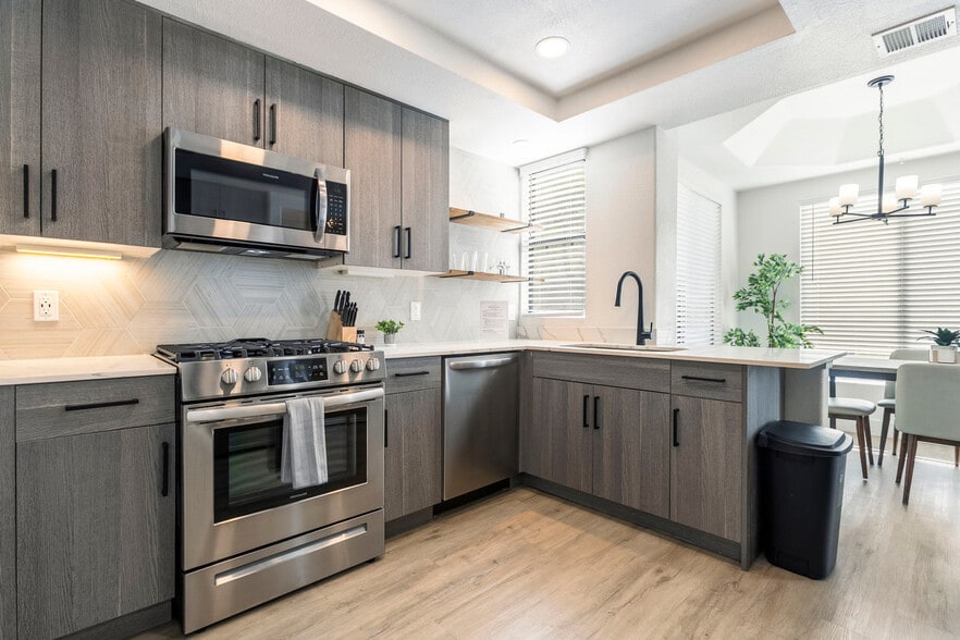 Building Photo - 15608 N 71st St