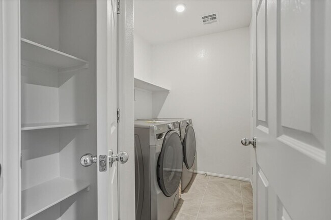 Building Photo - 1180 Heliodor Ave