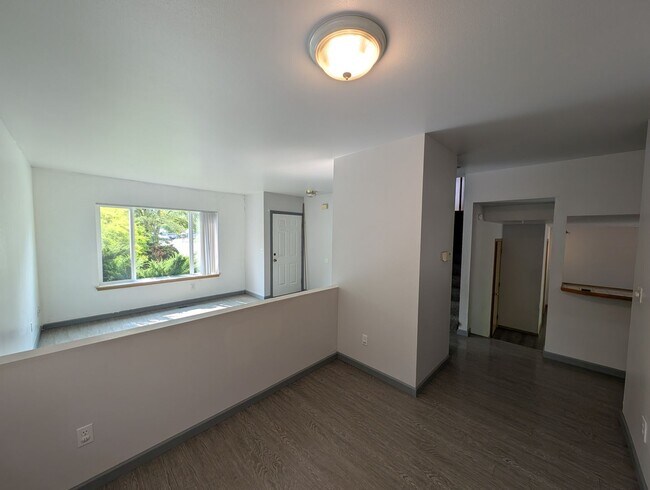 Building Photo - Tri Level, 3 Bedroom For Rent in Port Orchard - Available June 25th!