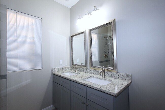 Building Photo - Modern Style Home in Downtown Durham!