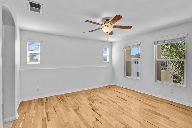 Building Photo - Move In Special $1000 Off - 3BD/3.5BA Detached Townhouse w/ 2 Car Garage