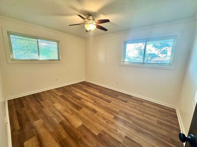 Building Photo - 5719 Fairview Dr