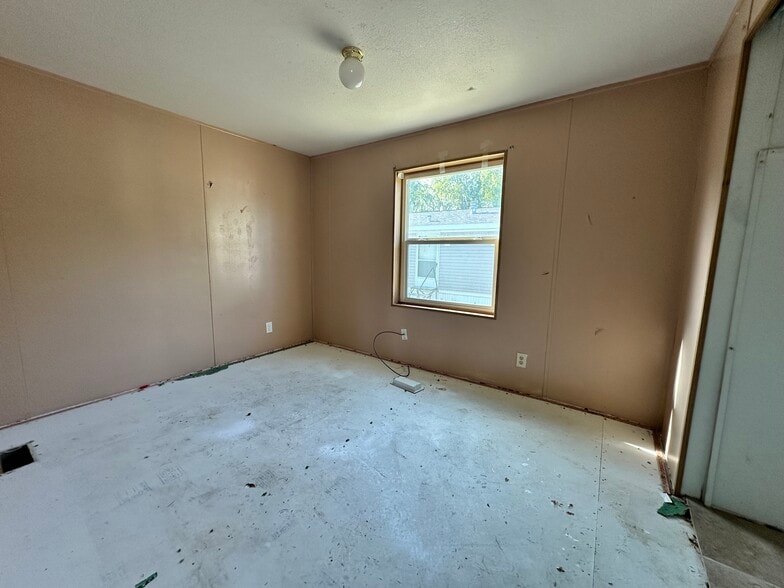 Building Photo - 3 Hartland St N