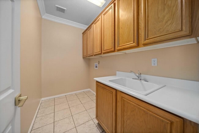 Building Photo - 3121 Club Rancho Dr