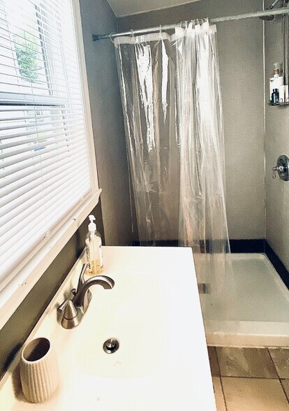 shower - 352 Buckingham St