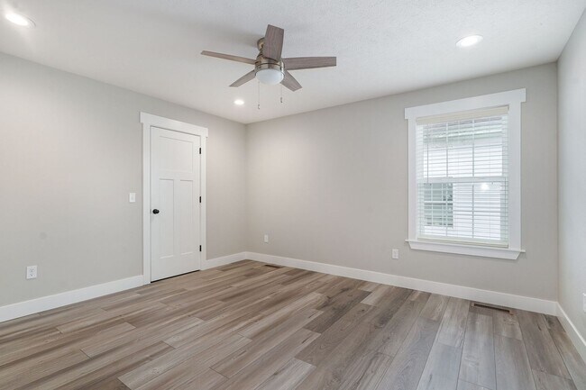 Building Photo - 1120 N Clay Ave