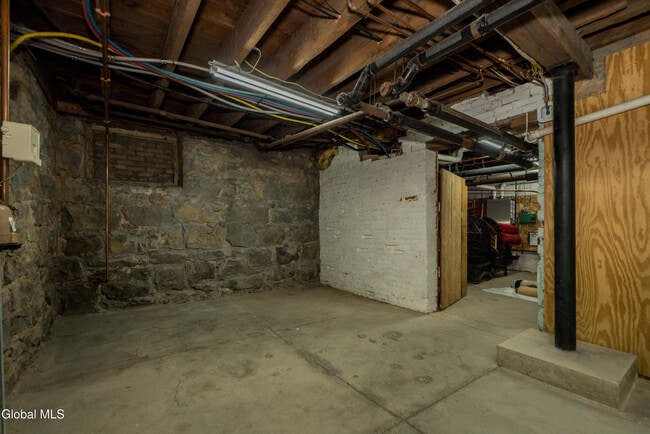 Building Photo - 302 Nelson Ave