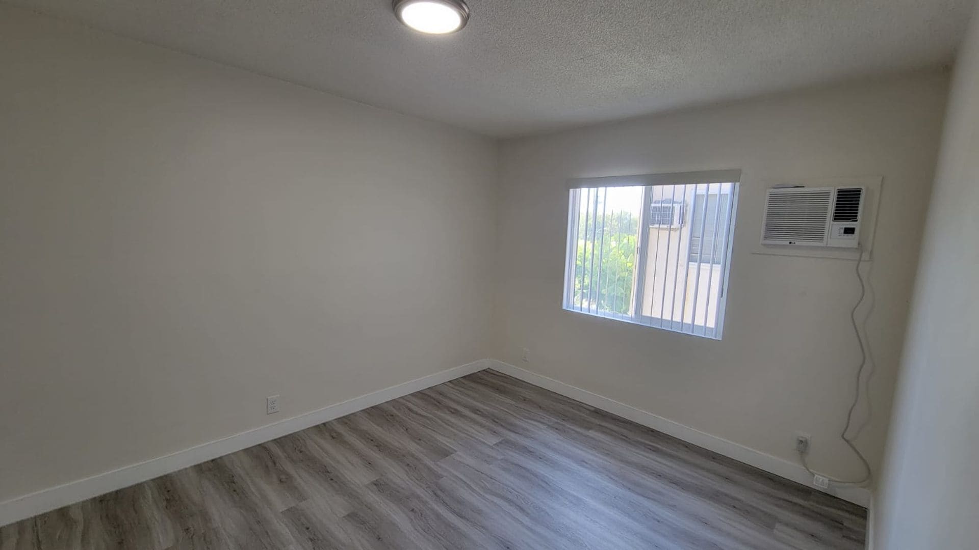 Building Photo - 13129 Oxnard St