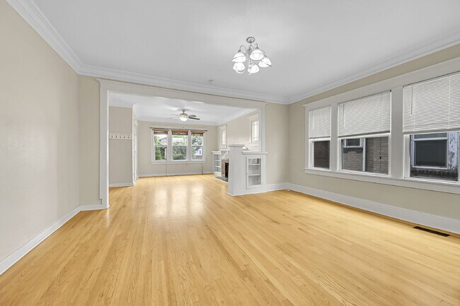 Building Photo - $3,400.00, 4 bed, 3 bed, located in Denver...