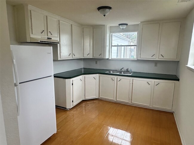 Building Photo - 823 Avenue K