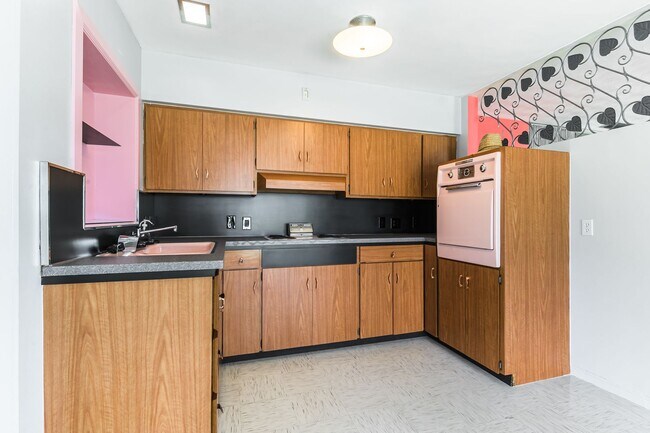 Building Photo - Unique 3 Bed, 3 Bath Waterfront Property w...