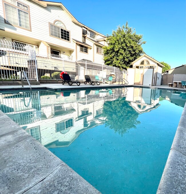 Primary Photo - 11150 Glenoaks Blvd