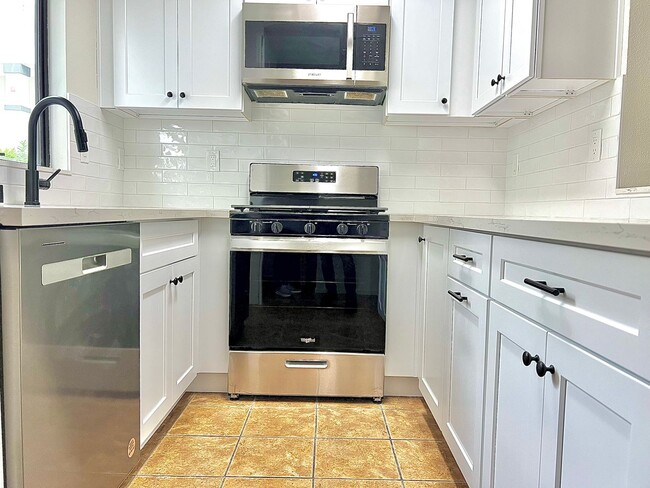 Building Photo - Updated 2-Bedroom 3 Bathroom Pasadena Town...