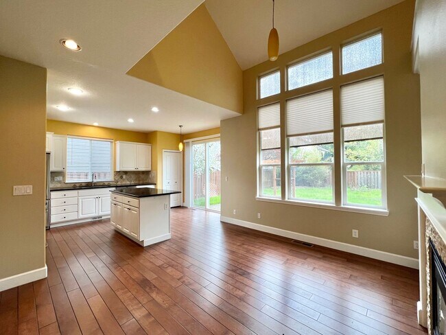 Building Photo - Spacious 4 Bed, 2.5 Bath House!