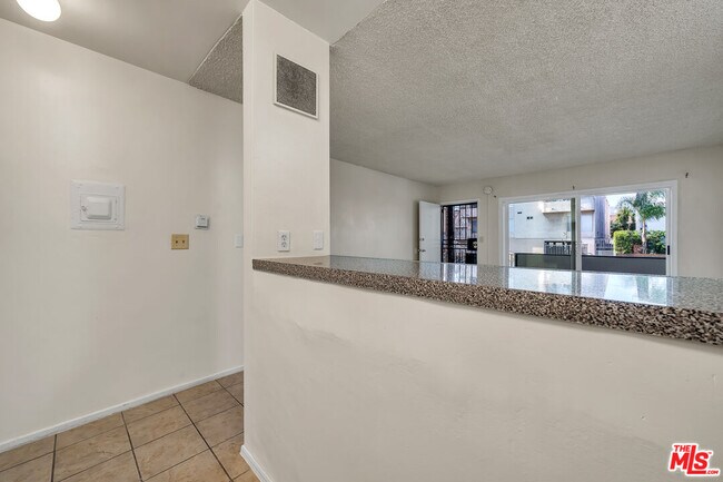 Building Photo - 4956 Romaine St