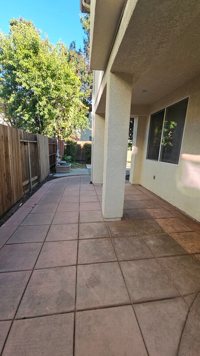 Building Photo - 5012 Crest Dr