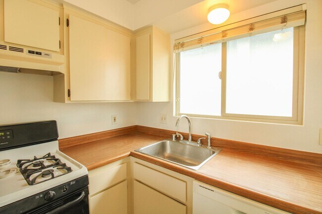 Building Photo - LOFT STYLE 2 Bed/1 Bath Near the Ocean ** Water/Sewer/Trash Included