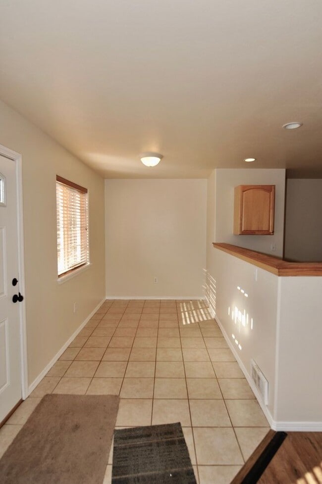 Building Photo - 3 bed 2 bath rancher duplex (stainless appliances & granite counters)