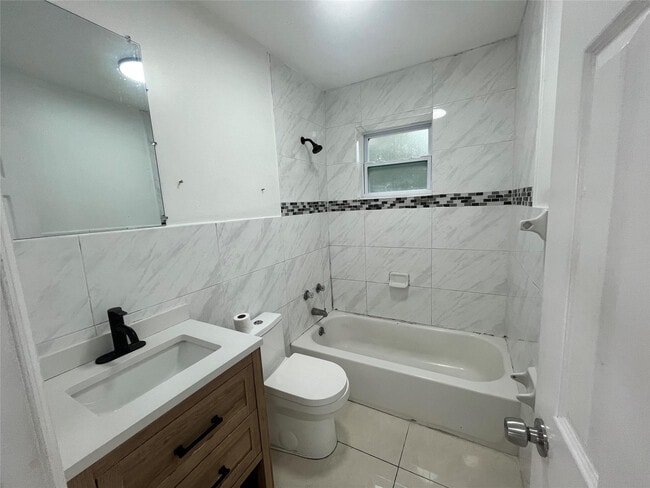 Building Photo - 1604 NW 24th Ct