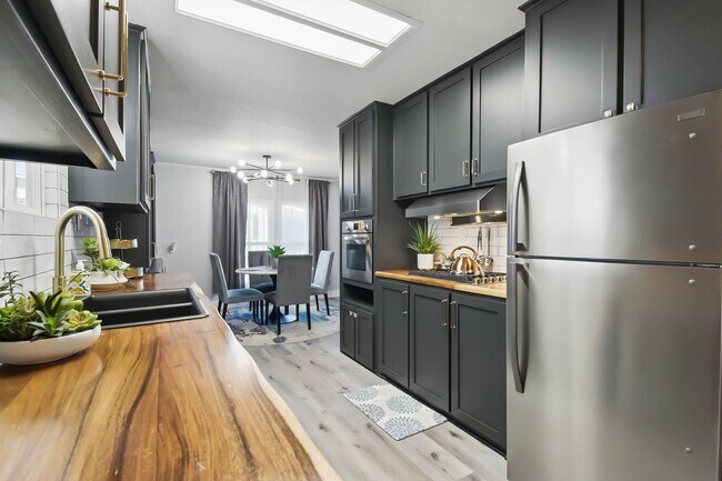 Building Photo - Highly Desirable Double Wide 55+ Home in Rancho Escondido!