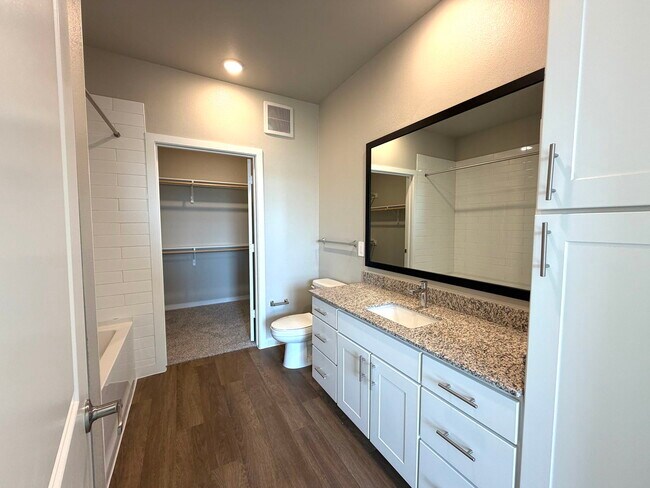 Building Photo - 1700 Daleside Ln