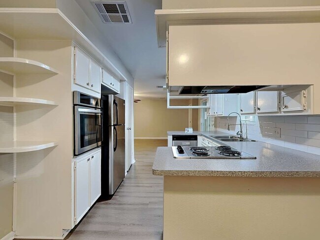 Building Photo - 743 S Iowa Ave