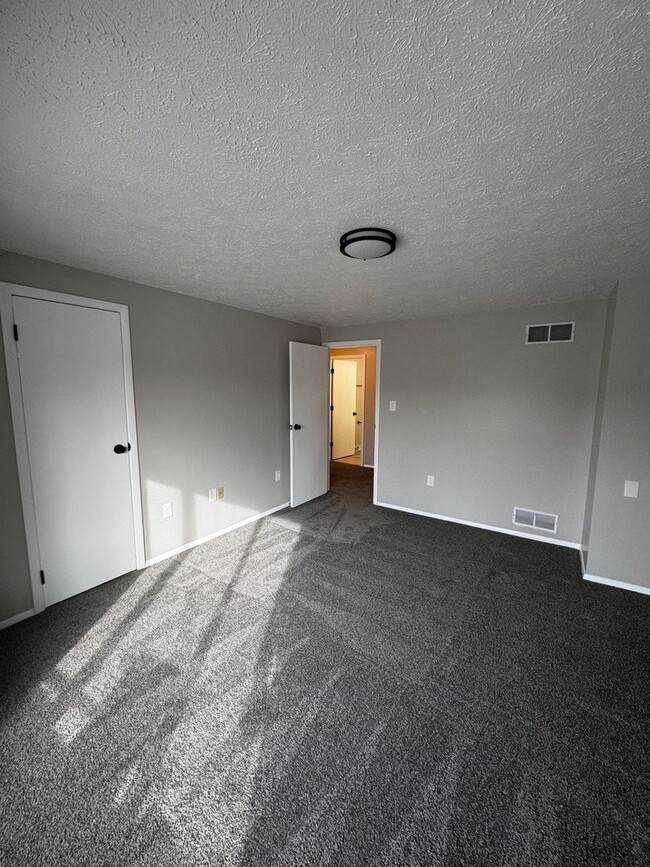 Building Photo - For Rent: 2 BD | 1.5 BTH | Garage | Spacio...