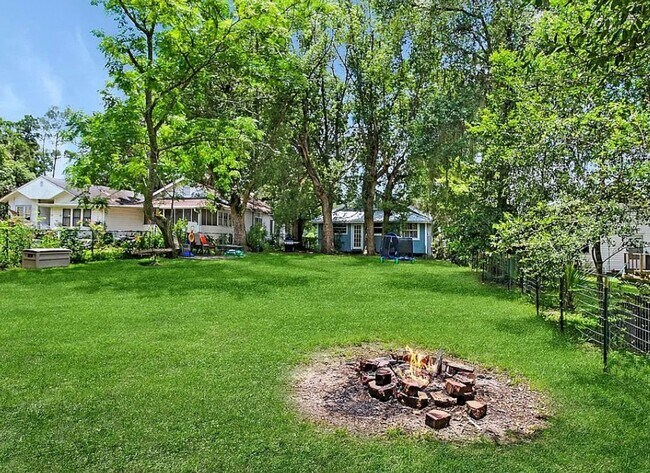 Building Photo - Charming 3-Bedroom Cottage in the Heart of Leesburg!