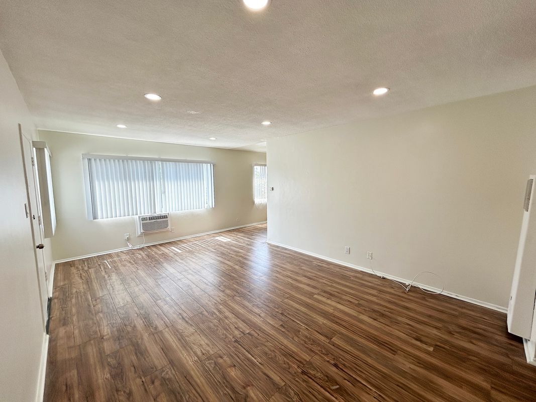 Building Photo - 10237 Commerce Ave