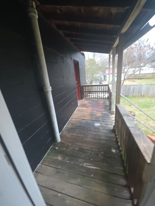 Building Photo - 1-Bedroom Single-Level Duplex with Yard in Sparta, TN