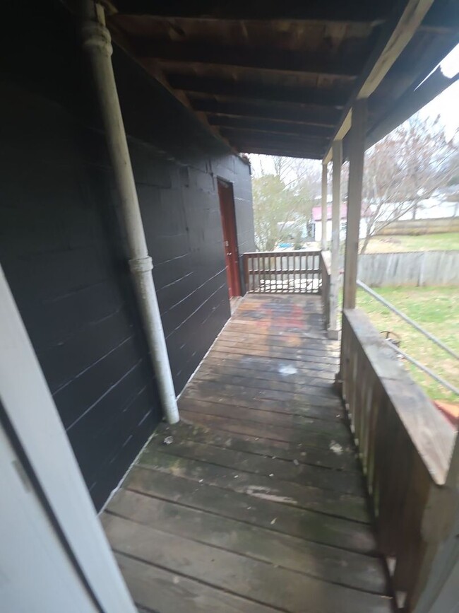 Building Photo - Single-Level 1-Bedroom Home with Yard and Covered Porch in Sparta