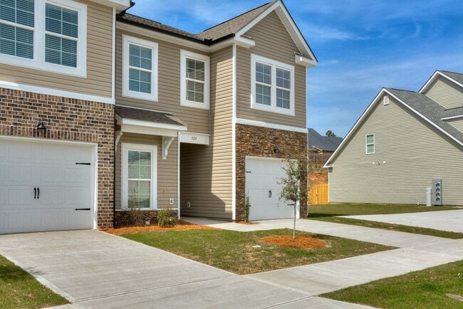 Building Photo - Beautiful End Unit Townhouse