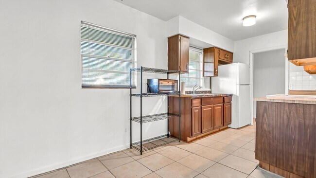 Building Photo - Renovated 3-Bed Furnished Home with Large ...