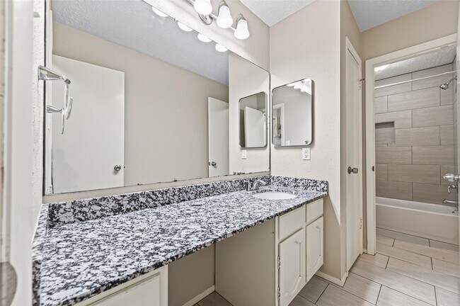Building Photo - 5346 King Richard Dr