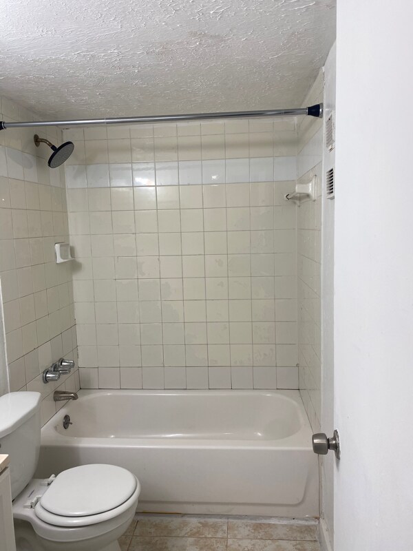 Building Photo - 4136 Lakeside Dr
