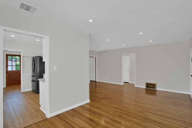 Building Photo - 746 N Catalina St