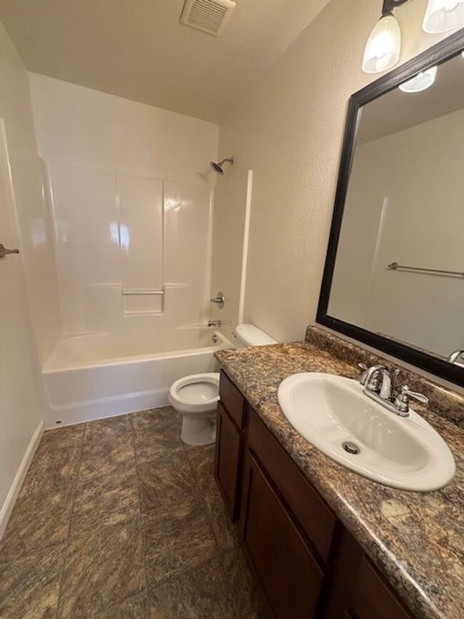 Building Photo - 4 Bedroom 3.5 Bath Townhome in Saddle Ridg...