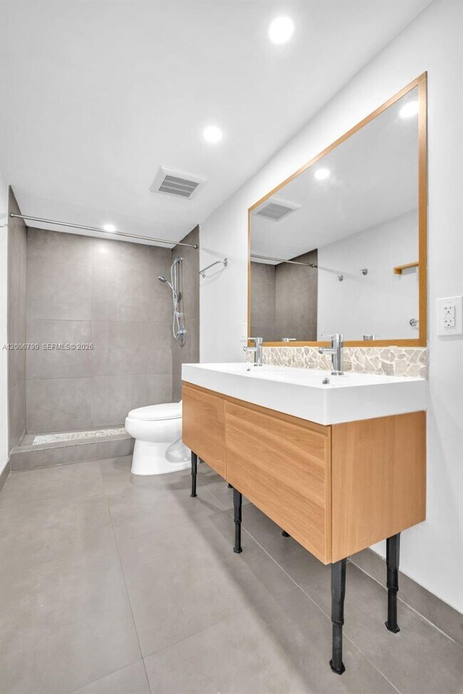 Building Photo - 5313 Collins Ave