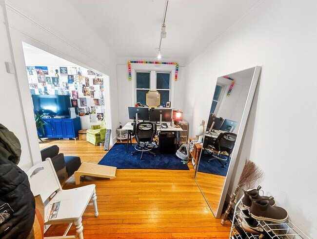 Building Photo - Very Spacious 2 BR/1 BA in Wrigleyville