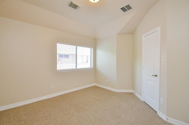 Building Photo - 5615 Bent Arbor Ln
