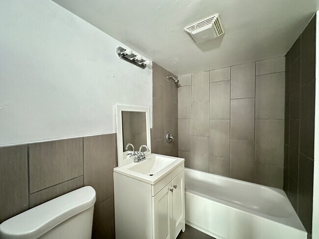 Building Photo - 1026 S River Rd