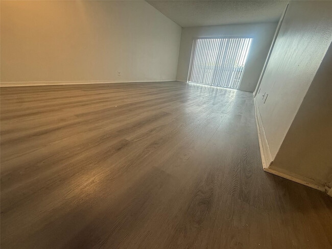 Building Photo - 7960 N Colony Cir