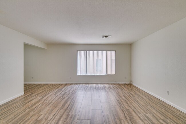 Building Photo - Spacious 4 Bedroom 2.5 Bathroom Home with Covered Patio & Large Backyard