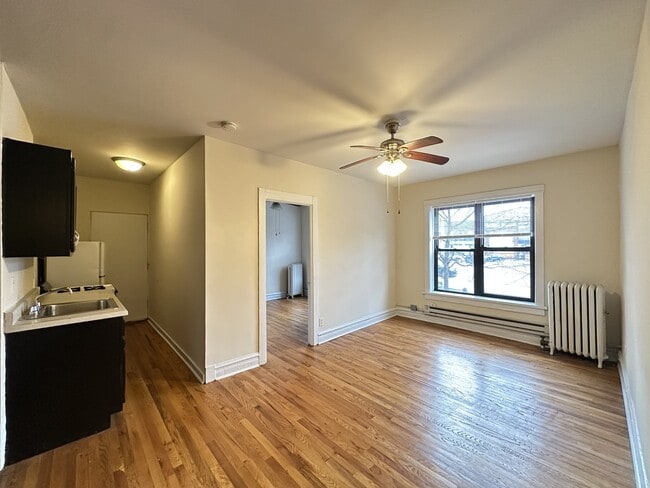 Building Photo - 960 W Cornelia Ave