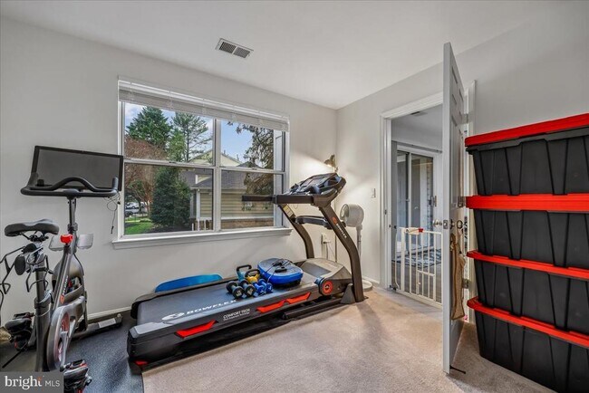 Building Photo - 10010 Vanderbilt Cir