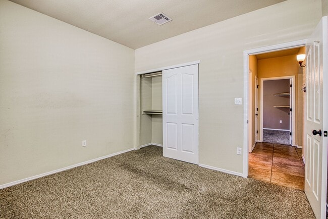 Building Photo - Beautiful East side House 3 bed-2.5 baths in front of Park